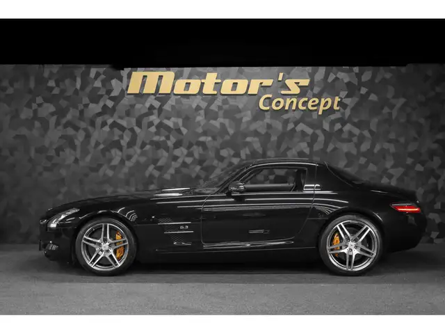 Mercedes-Benz SLS view 2