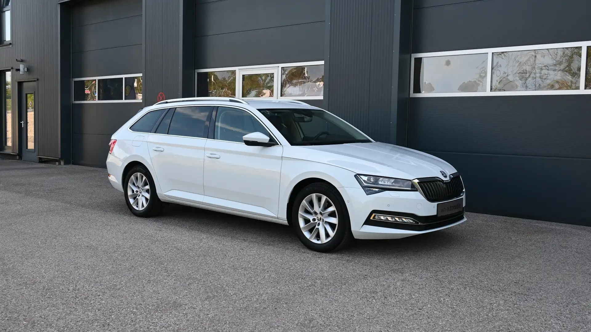 Skoda Superb Kombi 2,0 TDI Style / AHV / MATRIX / LEDER / Weiß - 2