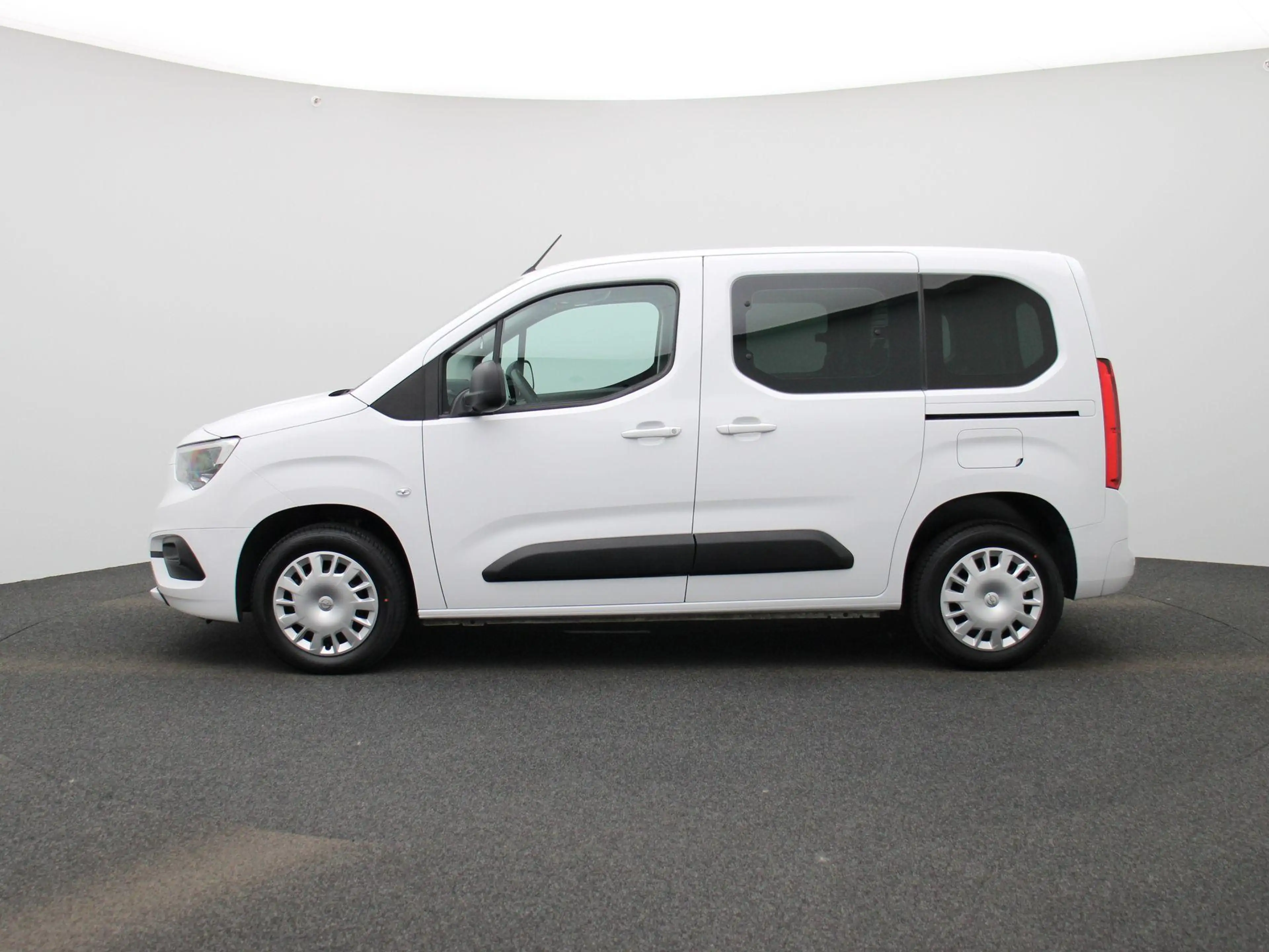 Opel Combo Life 1.5 Turbo D 100 MT6 Edition — photo 5