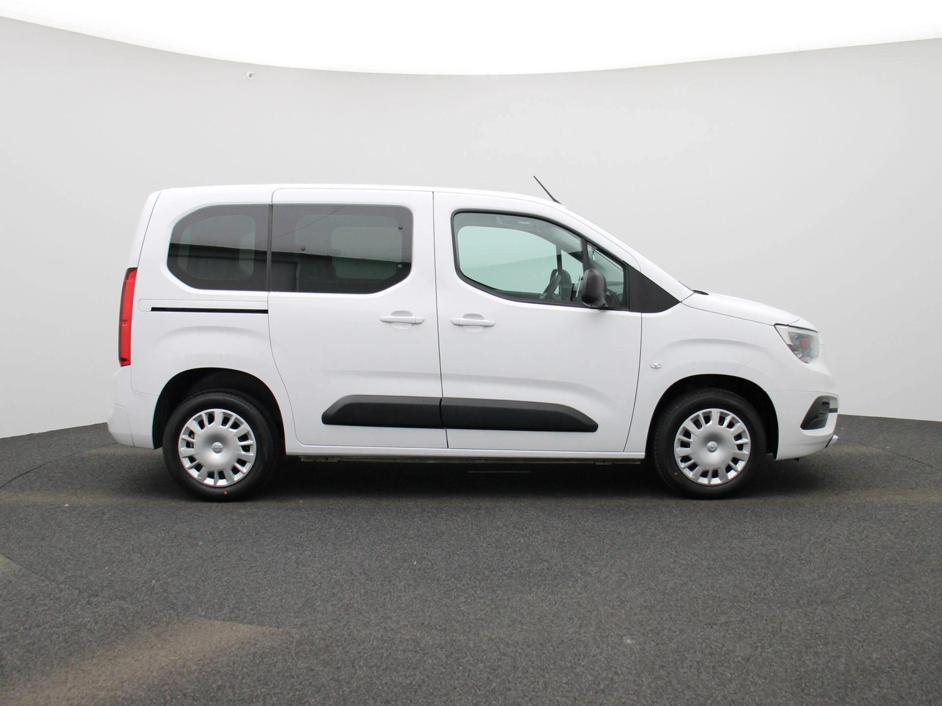 Opel Combo Life 1.5 Turbo D 100 MT6 Edition — photo 7