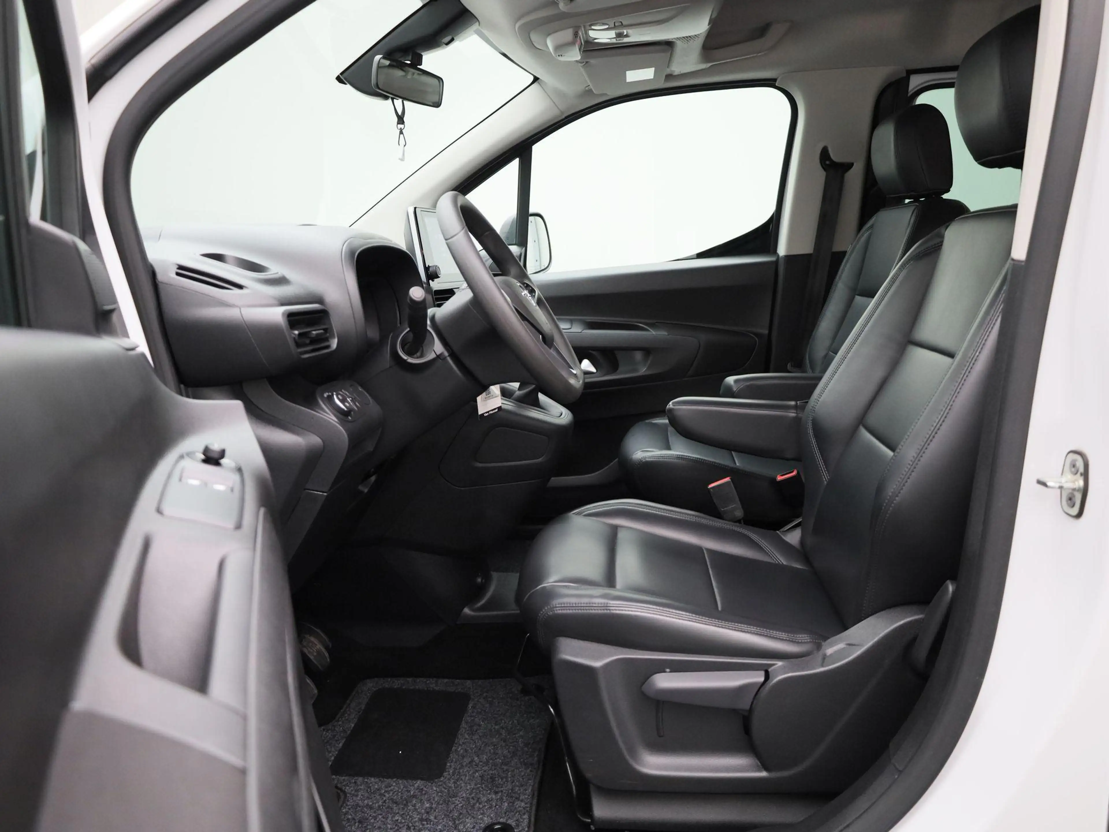 Opel Combo Life 1.5 Turbo D 100 MT6 Edition — photo 12