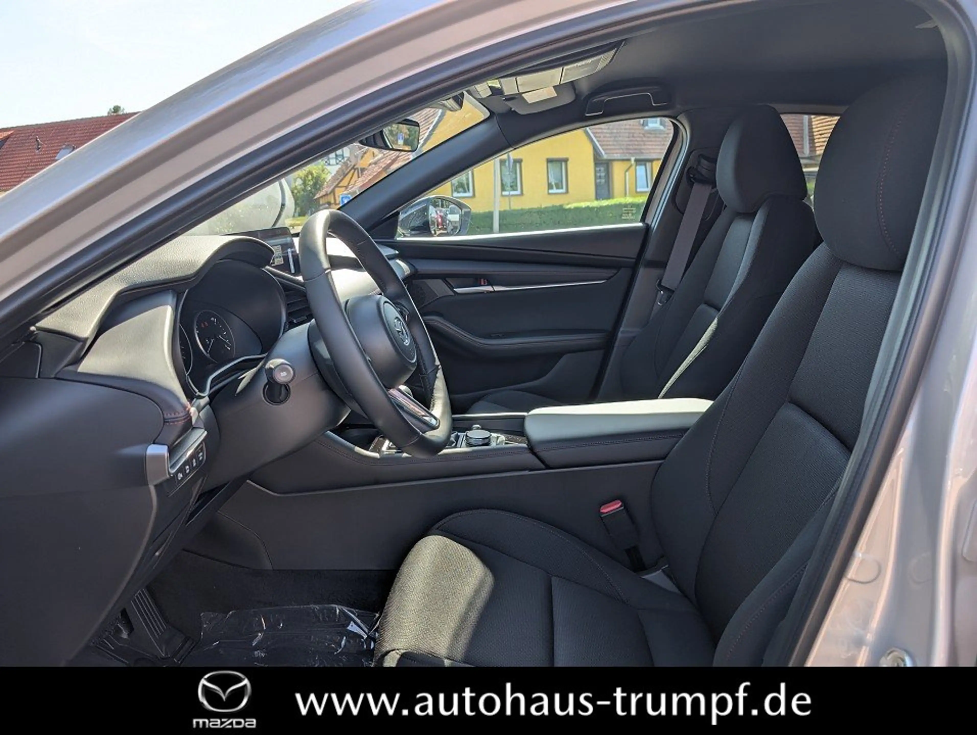 Mazda 3 2.5L e-SKYACTIV G 140ps — photo 11