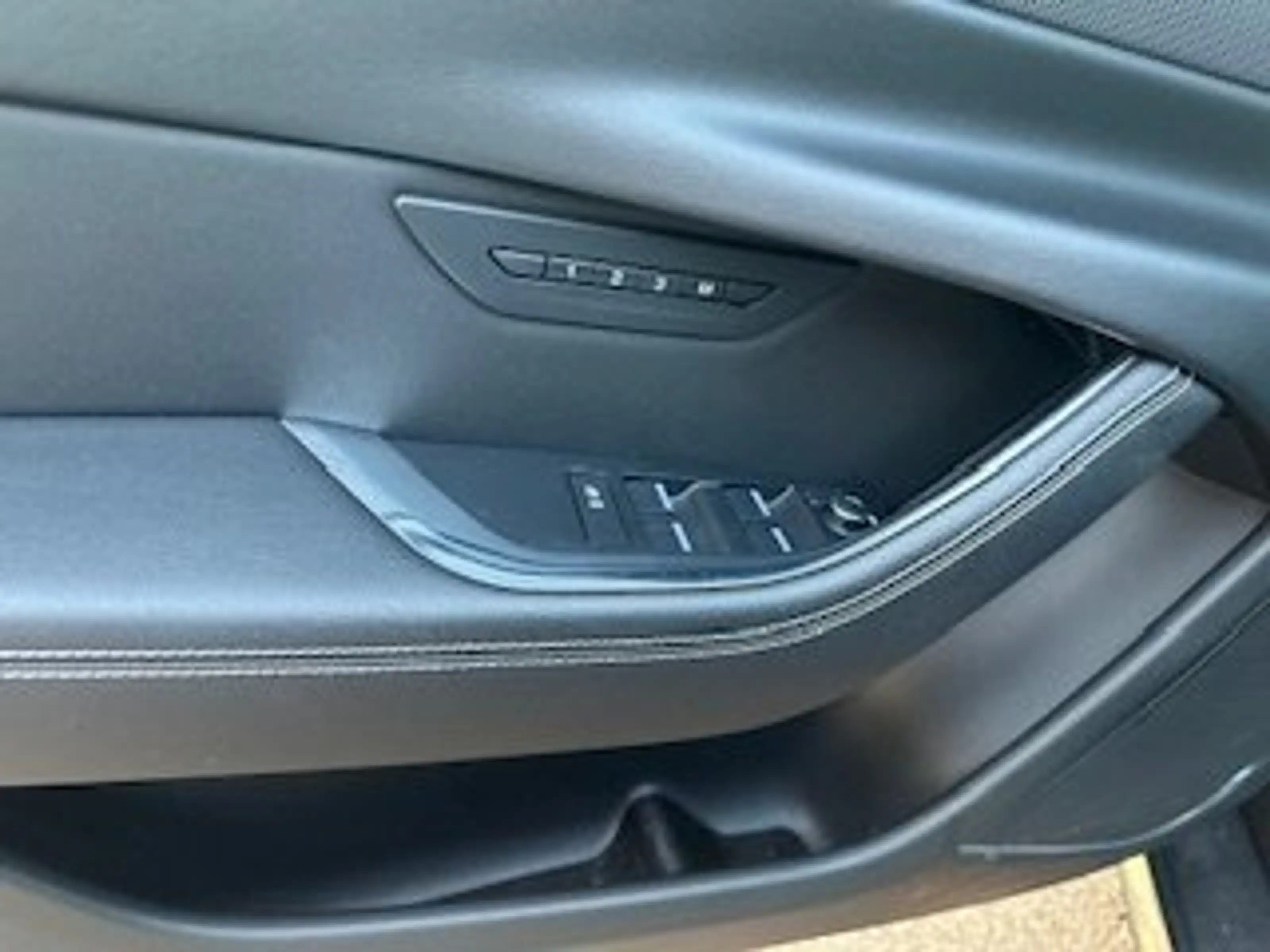 Jaguar XE R-Dynamic SE AWD — photo 11
