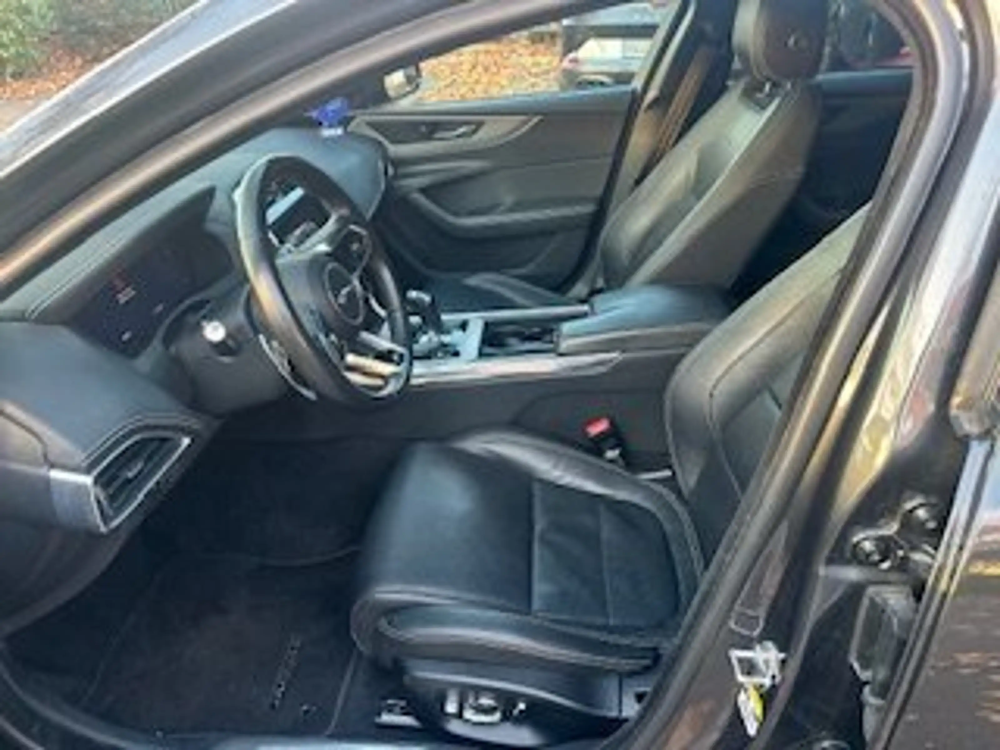 Jaguar XE R-Dynamic SE AWD — photo 10