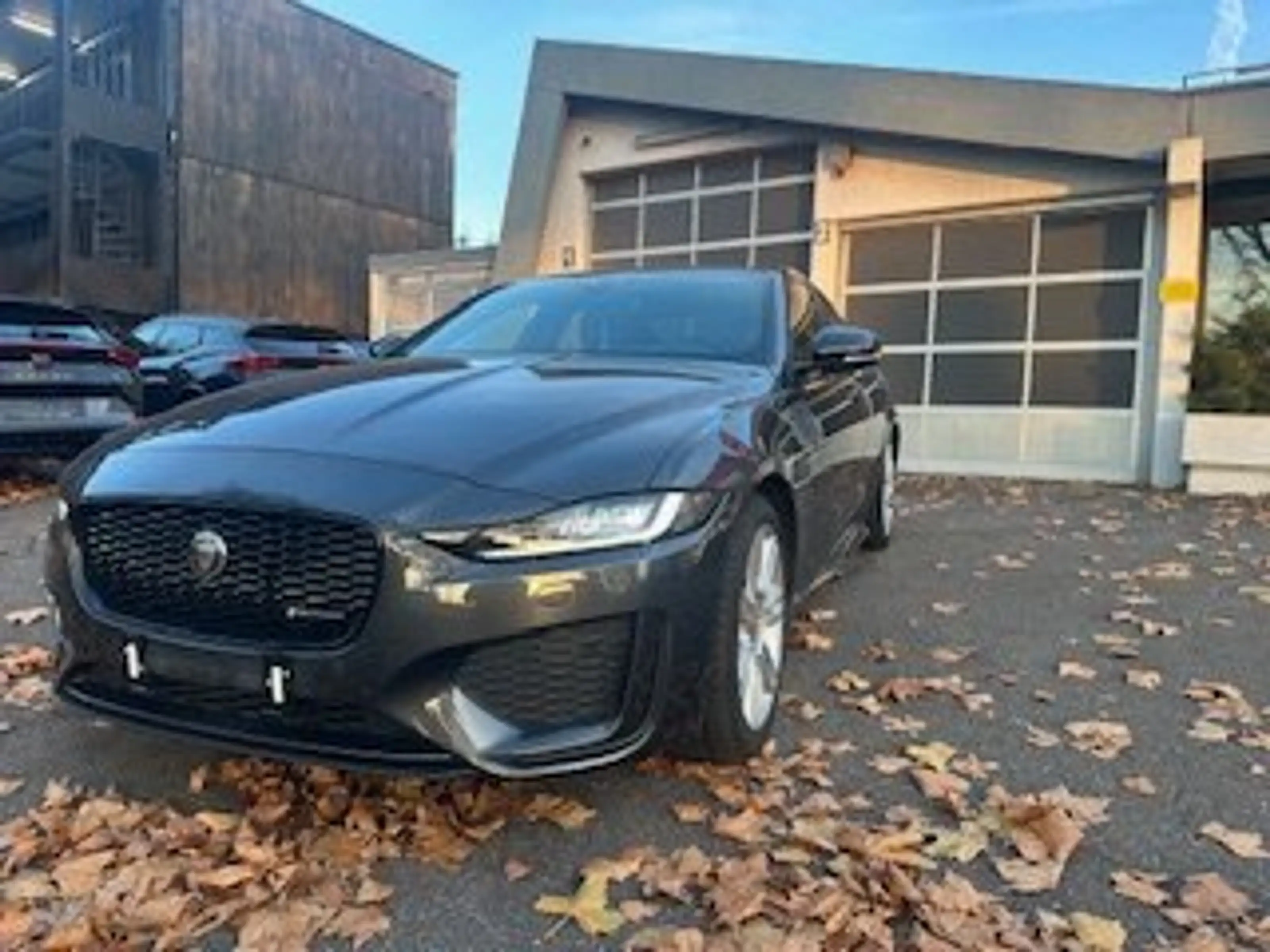 Jaguar XE R-Dynamic SE AWD — photo 2