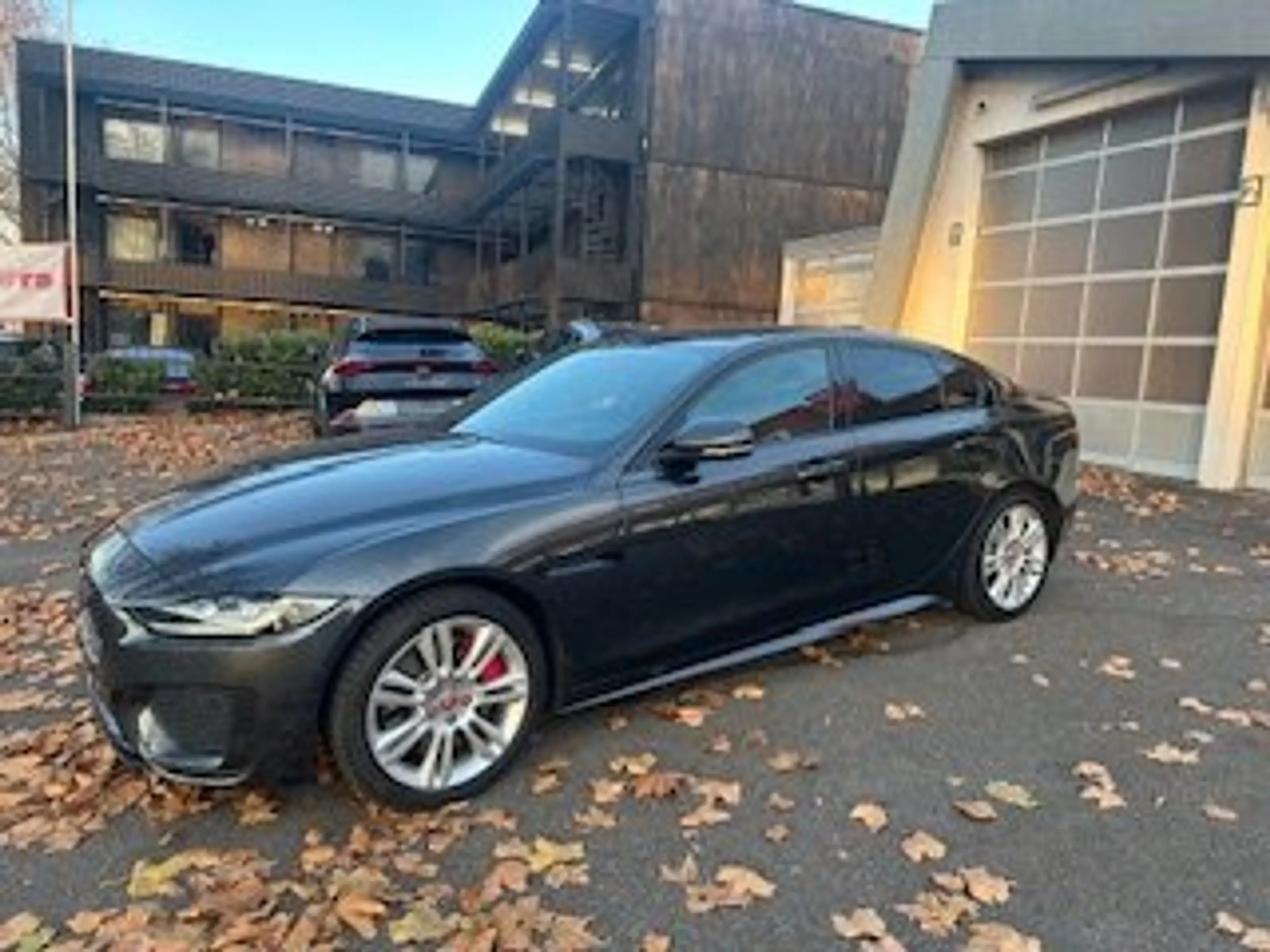 Jaguar XE R-Dynamic SE AWD — photo 3