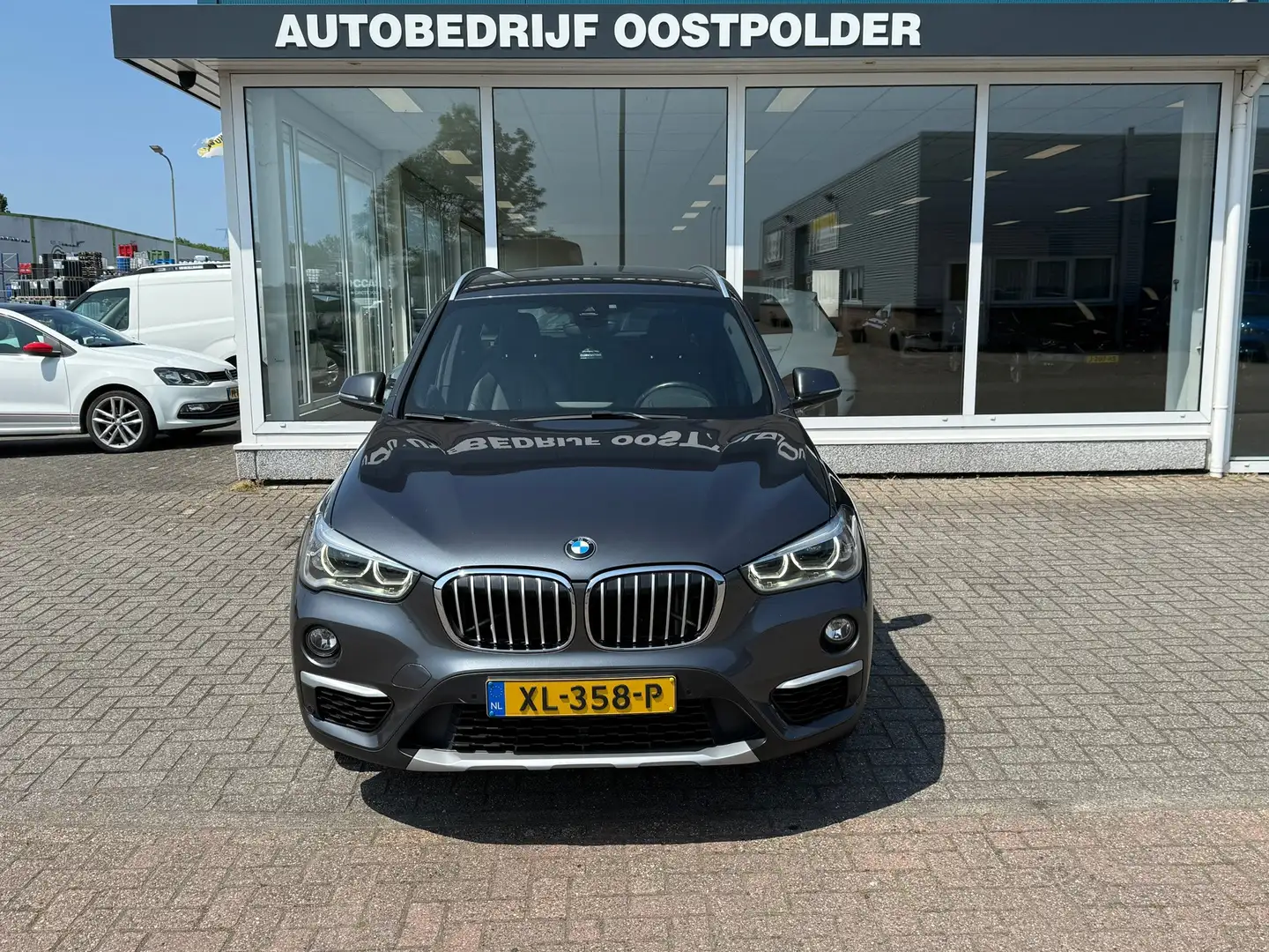 BMW X1 SDrive20i Orange Edition III Grijs - 2