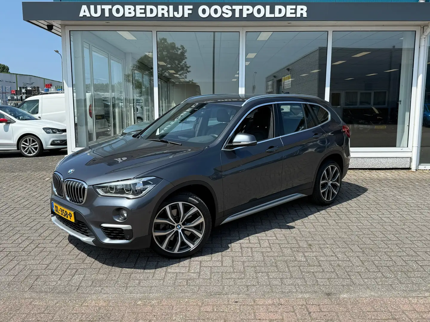 BMW X1 SDrive20i Orange Edition III Grijs - 1