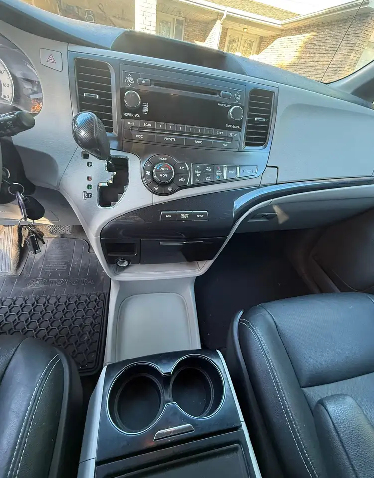 Toyota Sienna снимка Toyota Sienna
