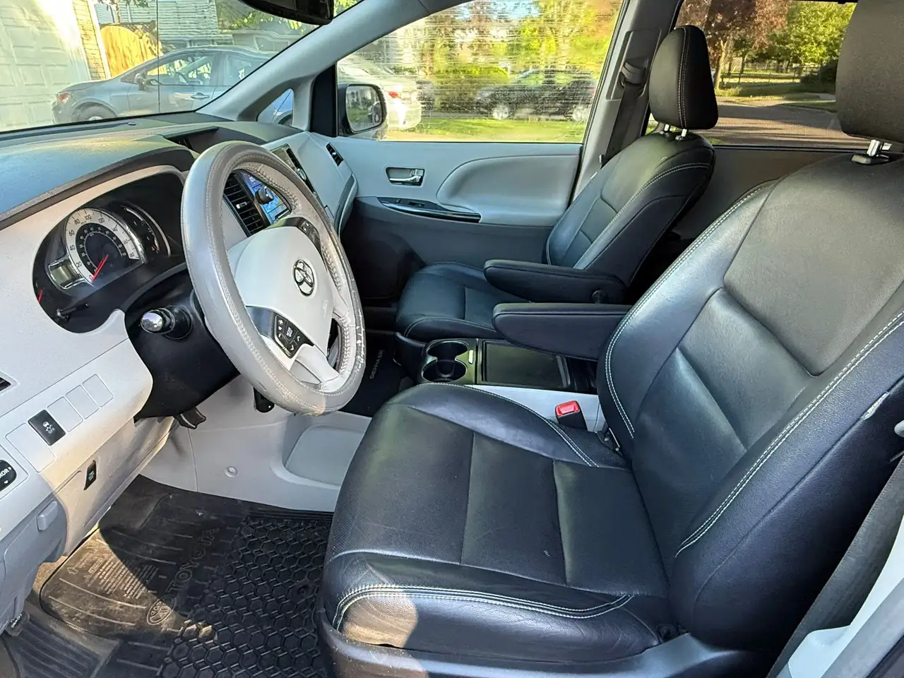 Toyota Sienna снимка Toyota Sienna