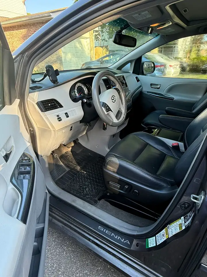 Toyota Sienna снимка Toyota Sienna