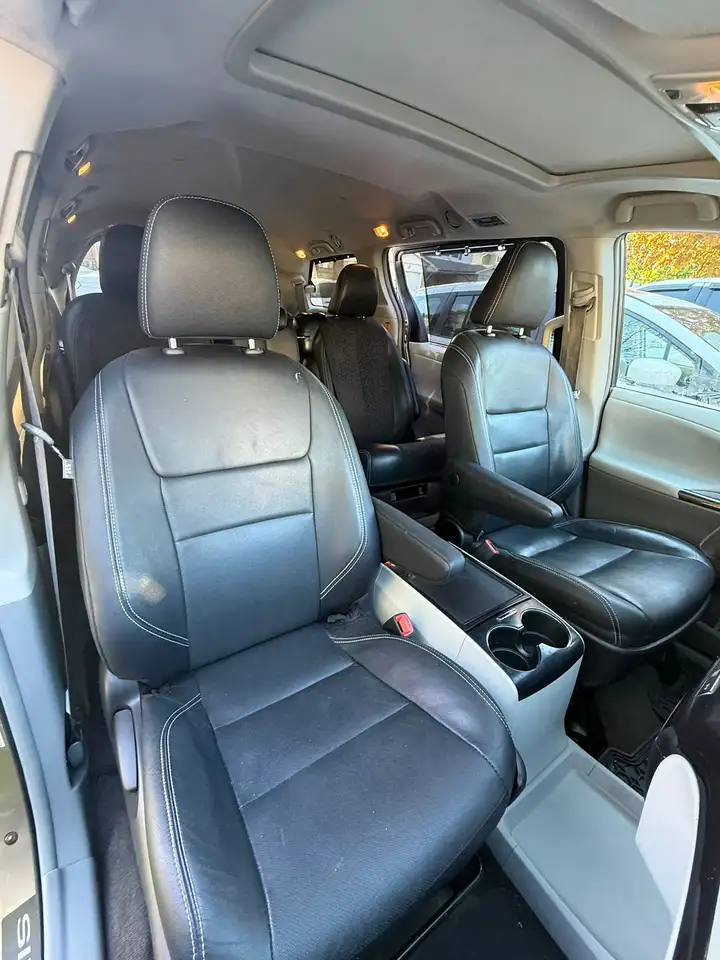 Toyota Sienna снимка Toyota Sienna