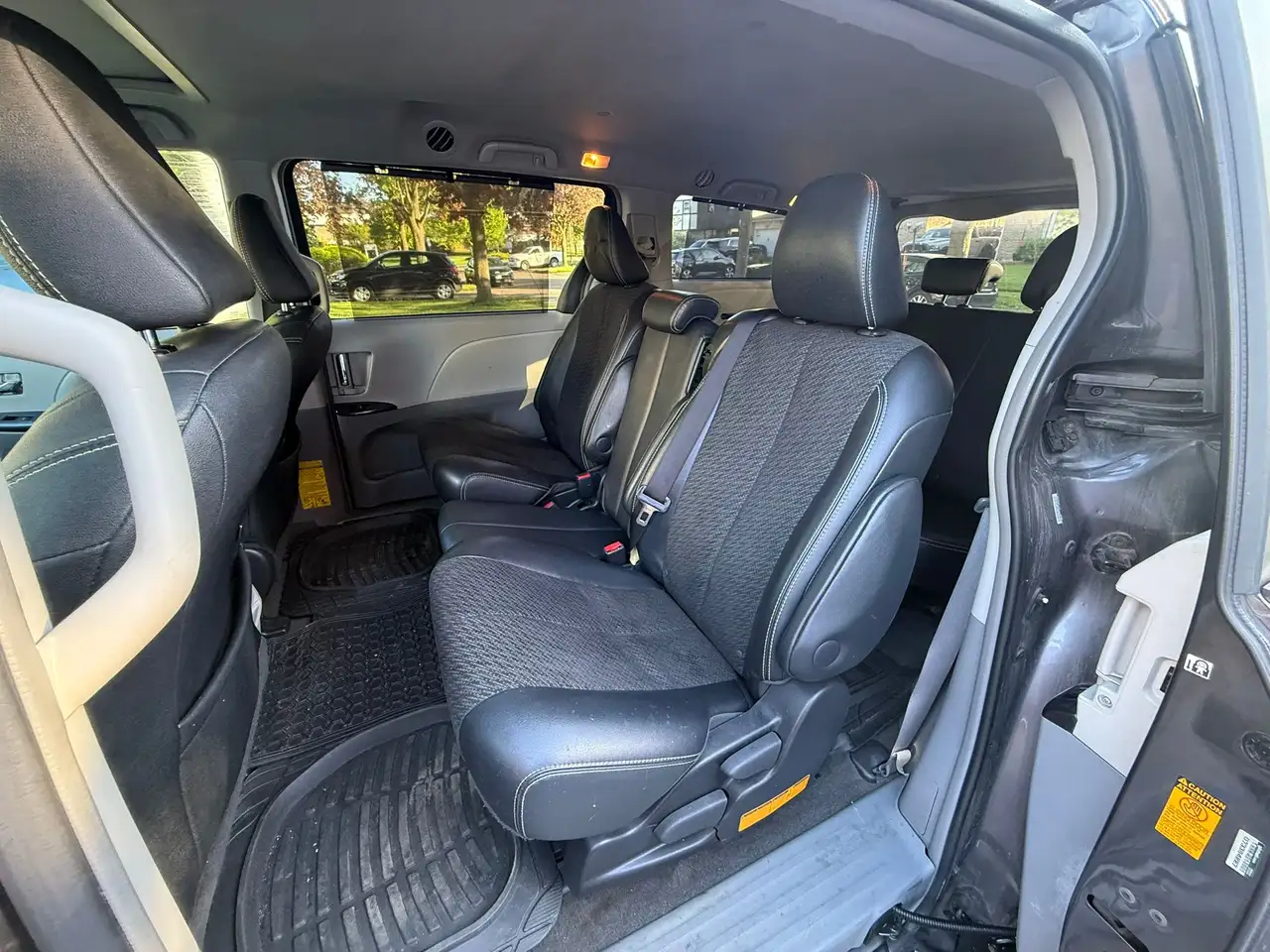 Toyota Sienna снимка Toyota Sienna