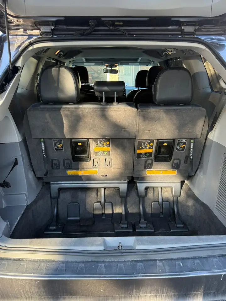 Toyota Sienna снимка Toyota Sienna