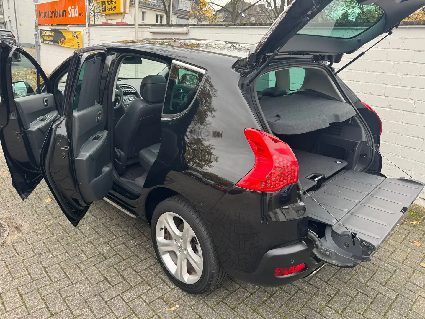 Peugeot 3008 Platinum VollLeder Panorama HeadUp Navi Xenon PDC Noir - 1