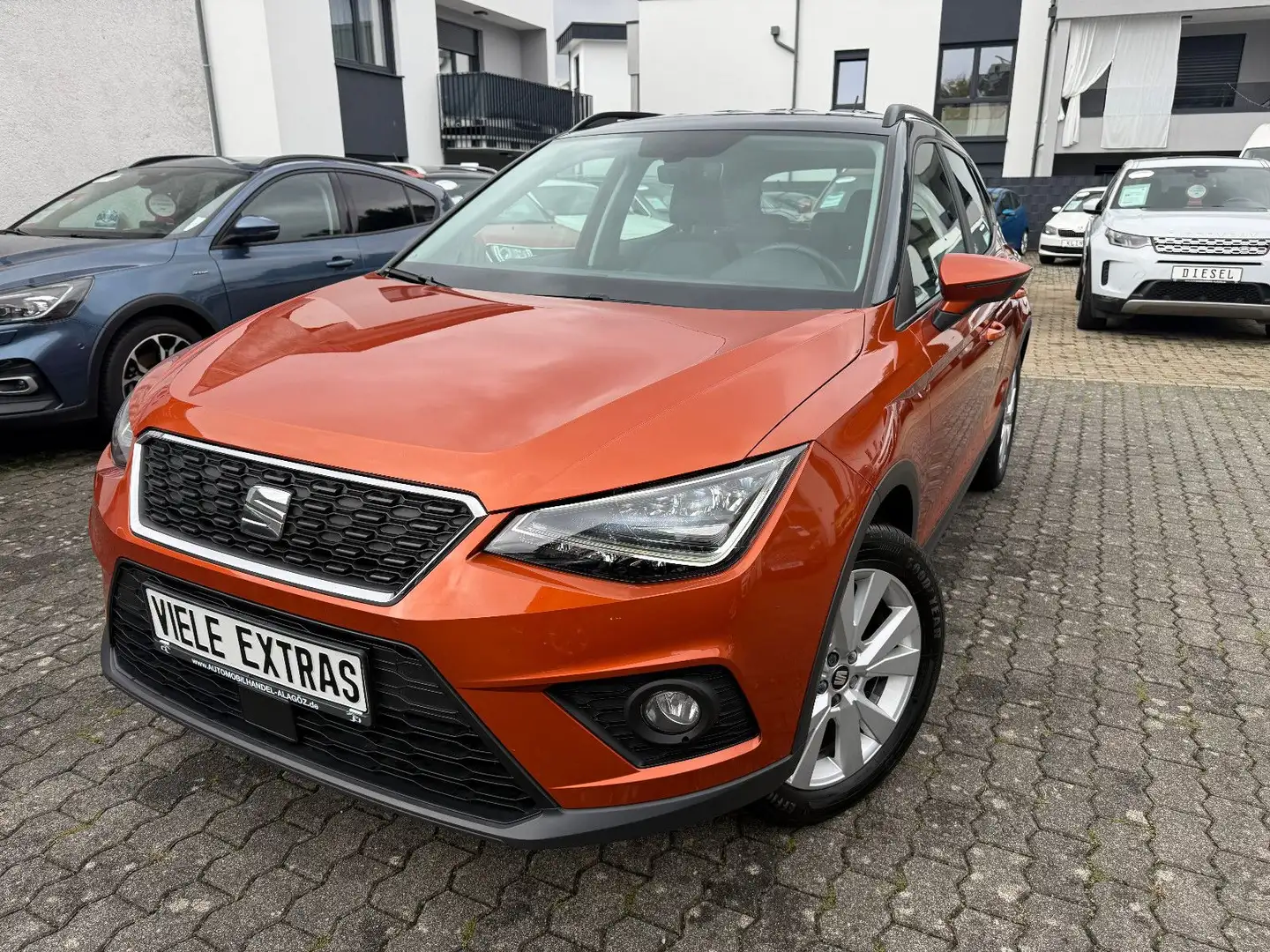 SEAT Arona ARONA 1.0 TSI DSG Style NAVI LED PDC SHZ 1.HAND Orange - 1