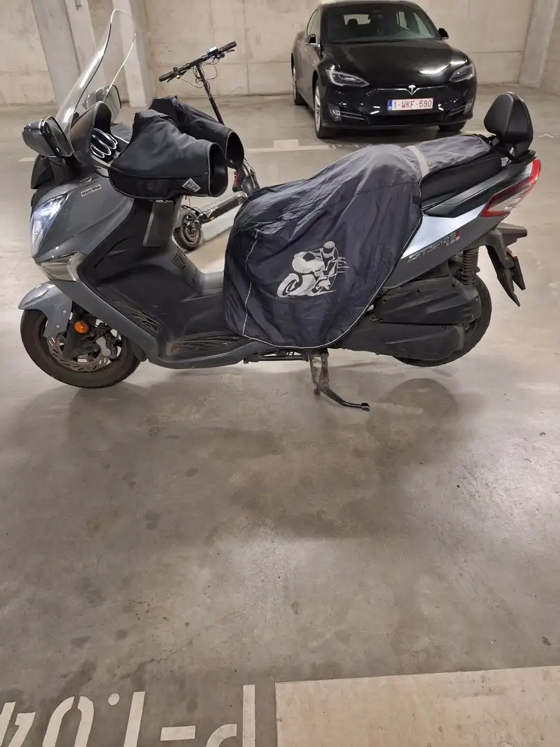 SYM GTS 125 Šedá - 1