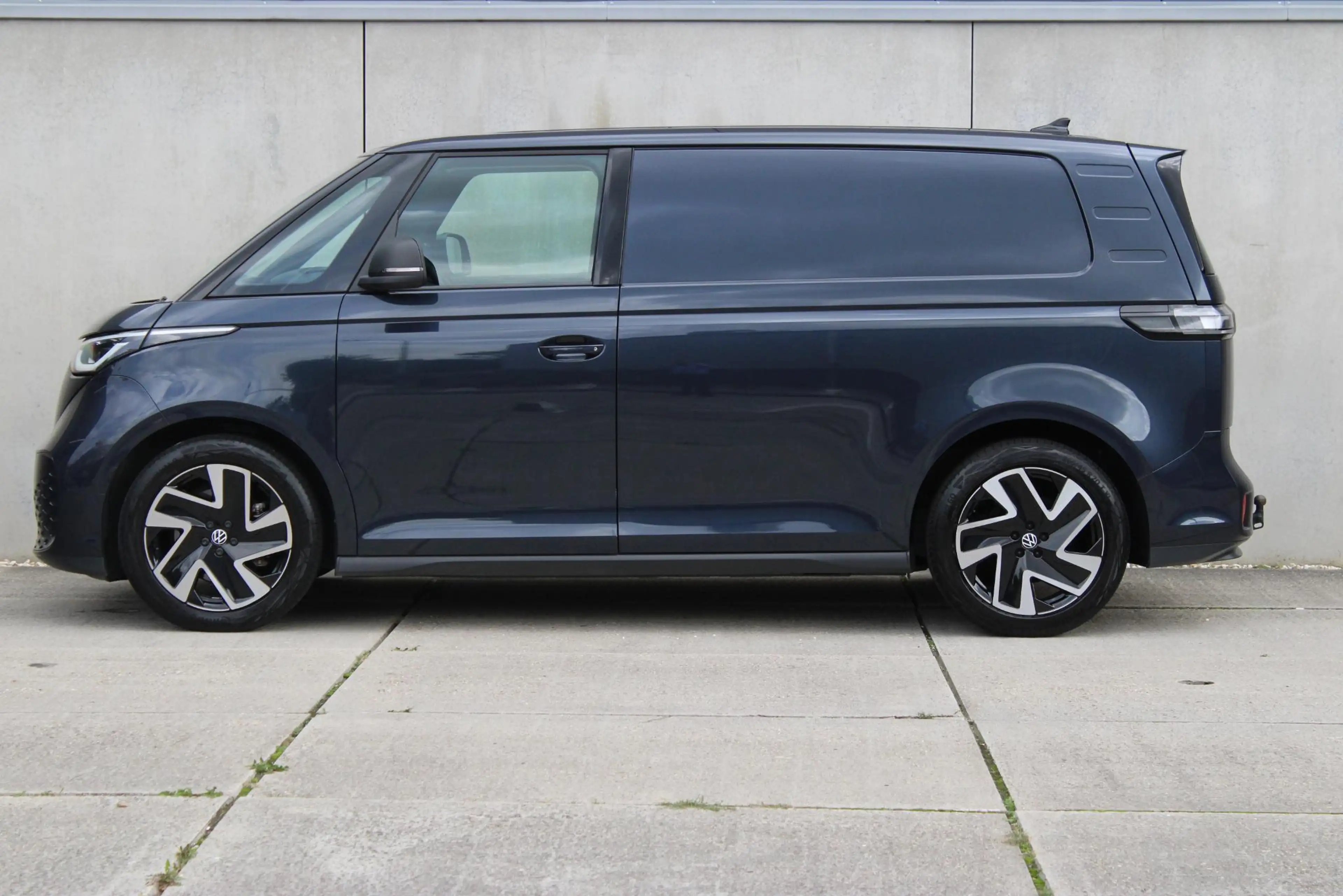 Volkswagen ID. Buzz Cargo Anniversary Edition 79 kWh / 204PK / 20" LM VELGEN — photo 2