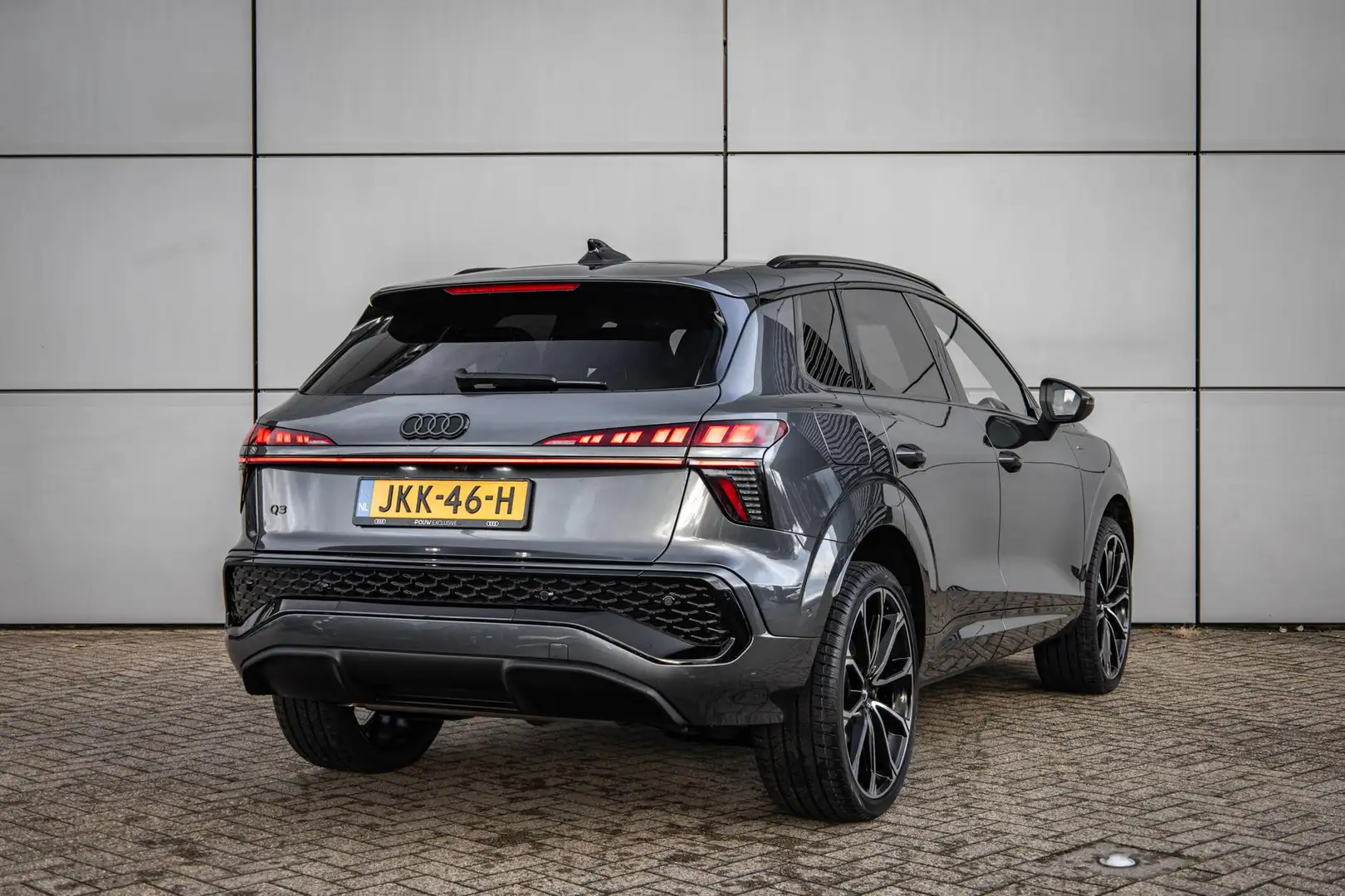 Audi Q3 1.5 e-hybrid 272pk S Edition | Pouw Black Style | Grijs - 2