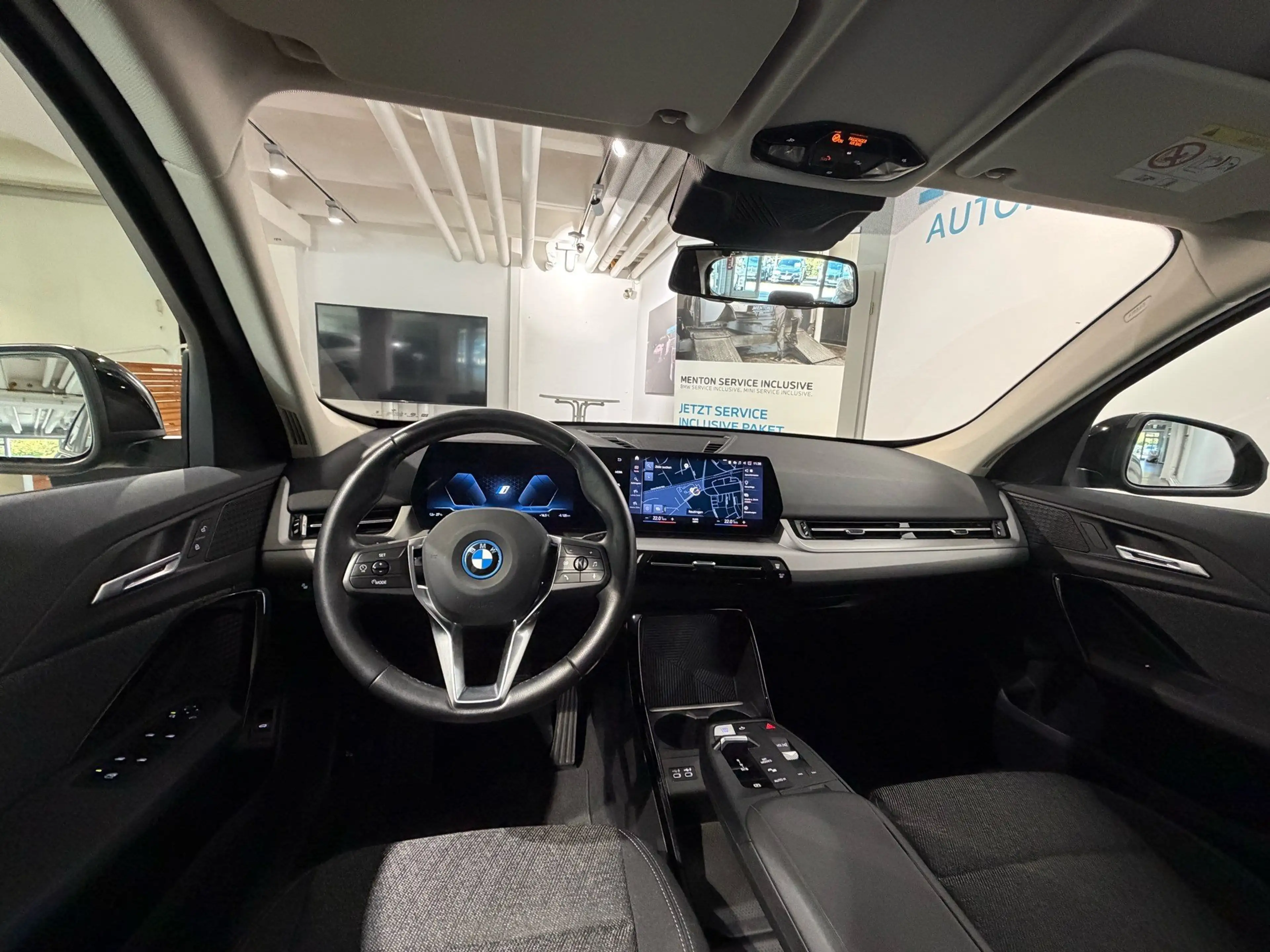 BMW iX1 xDrive30 — photo 11