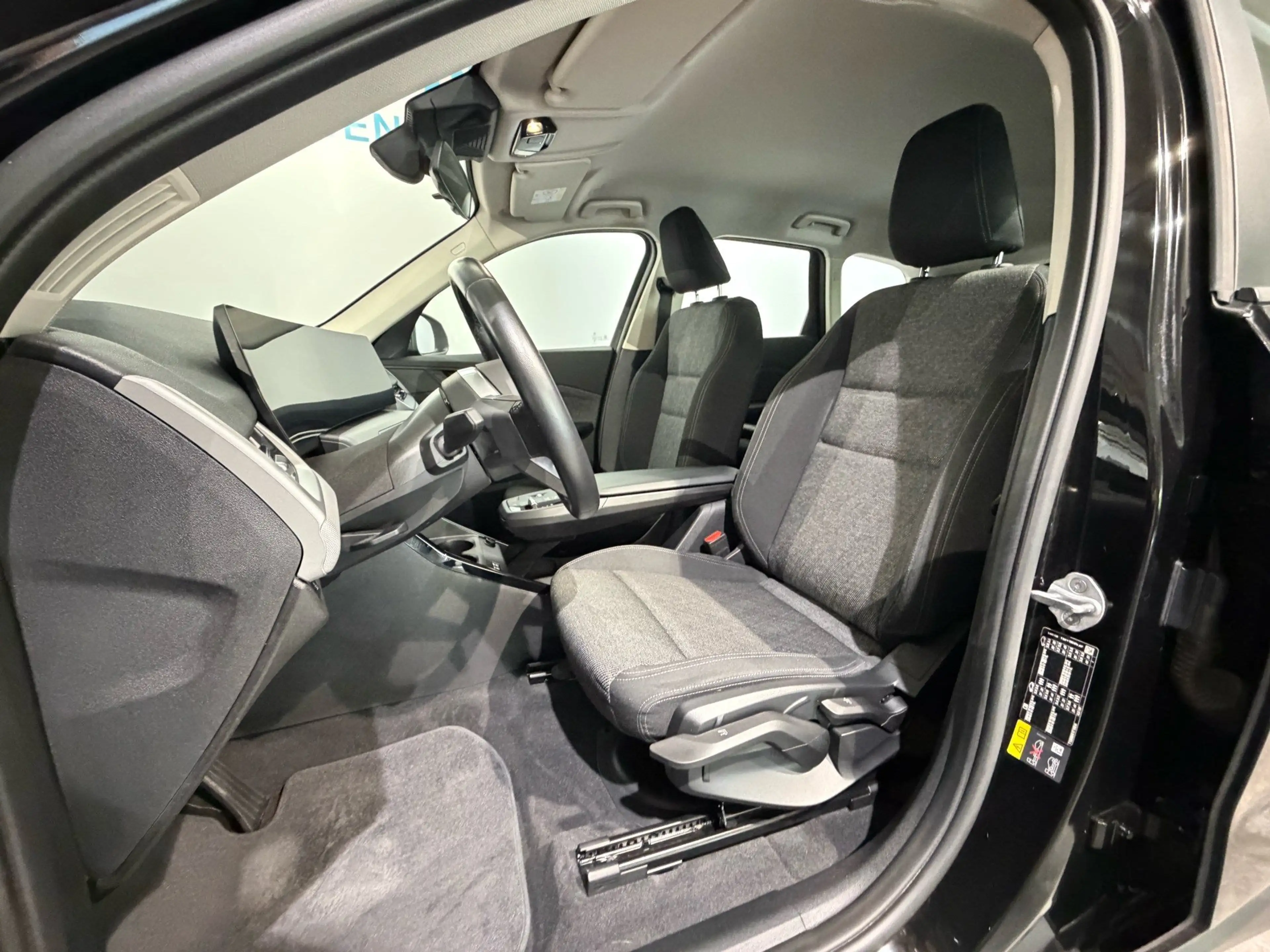 BMW iX1 xDrive30 — photo 8