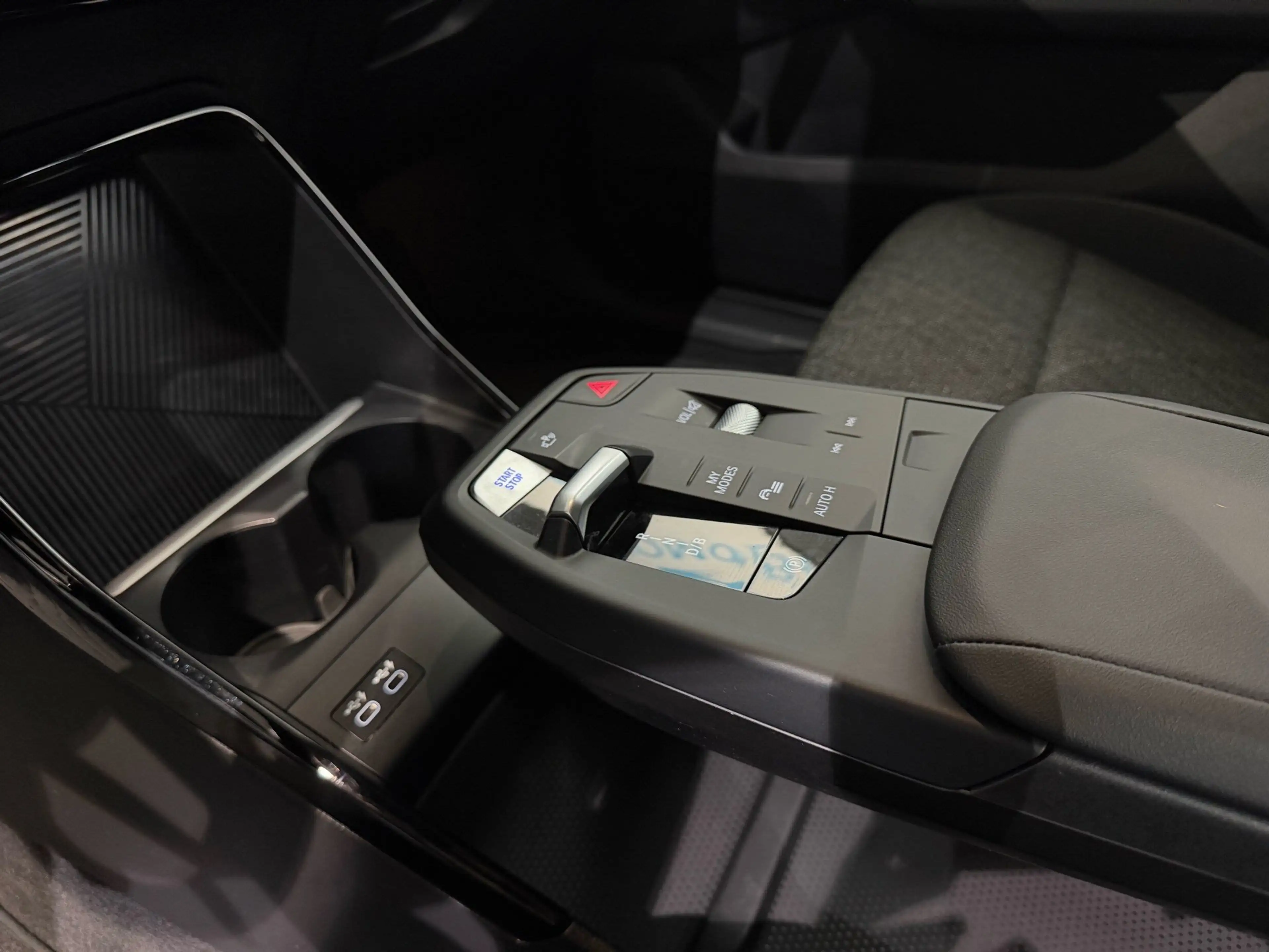 BMW iX1 xDrive30 — photo 13