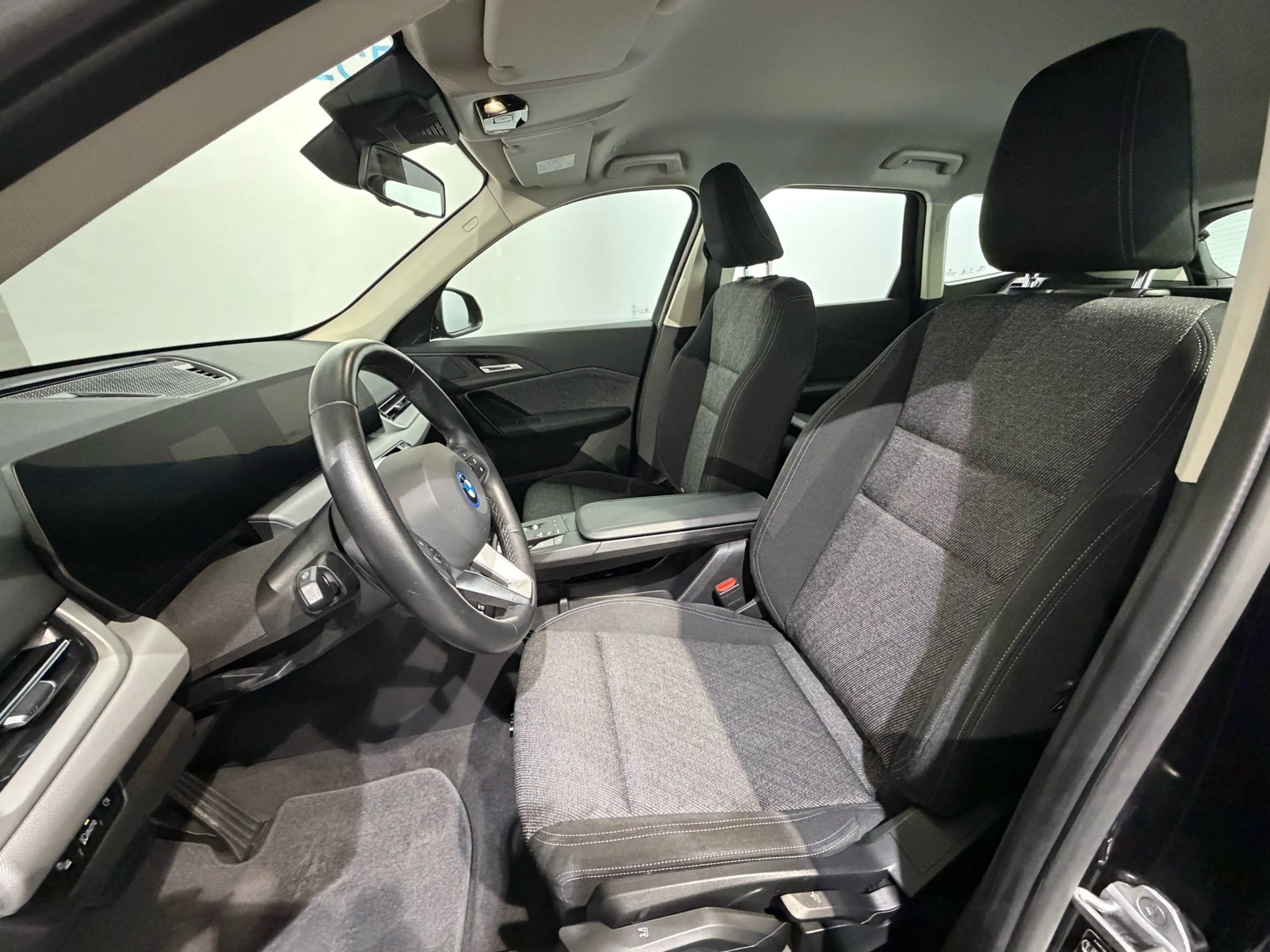BMW iX1 xDrive30 — photo 9