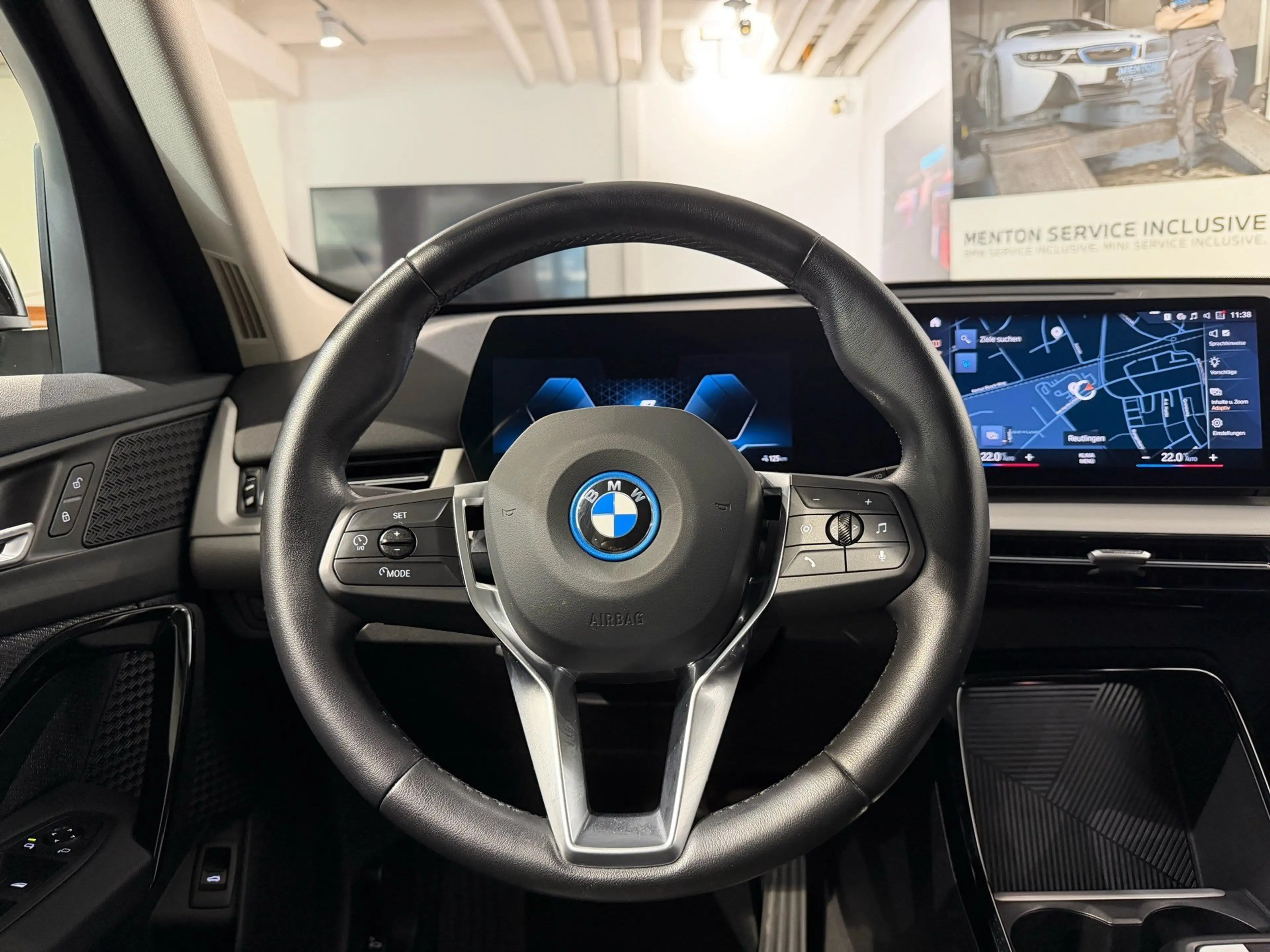 BMW iX1 xDrive30 — photo 12