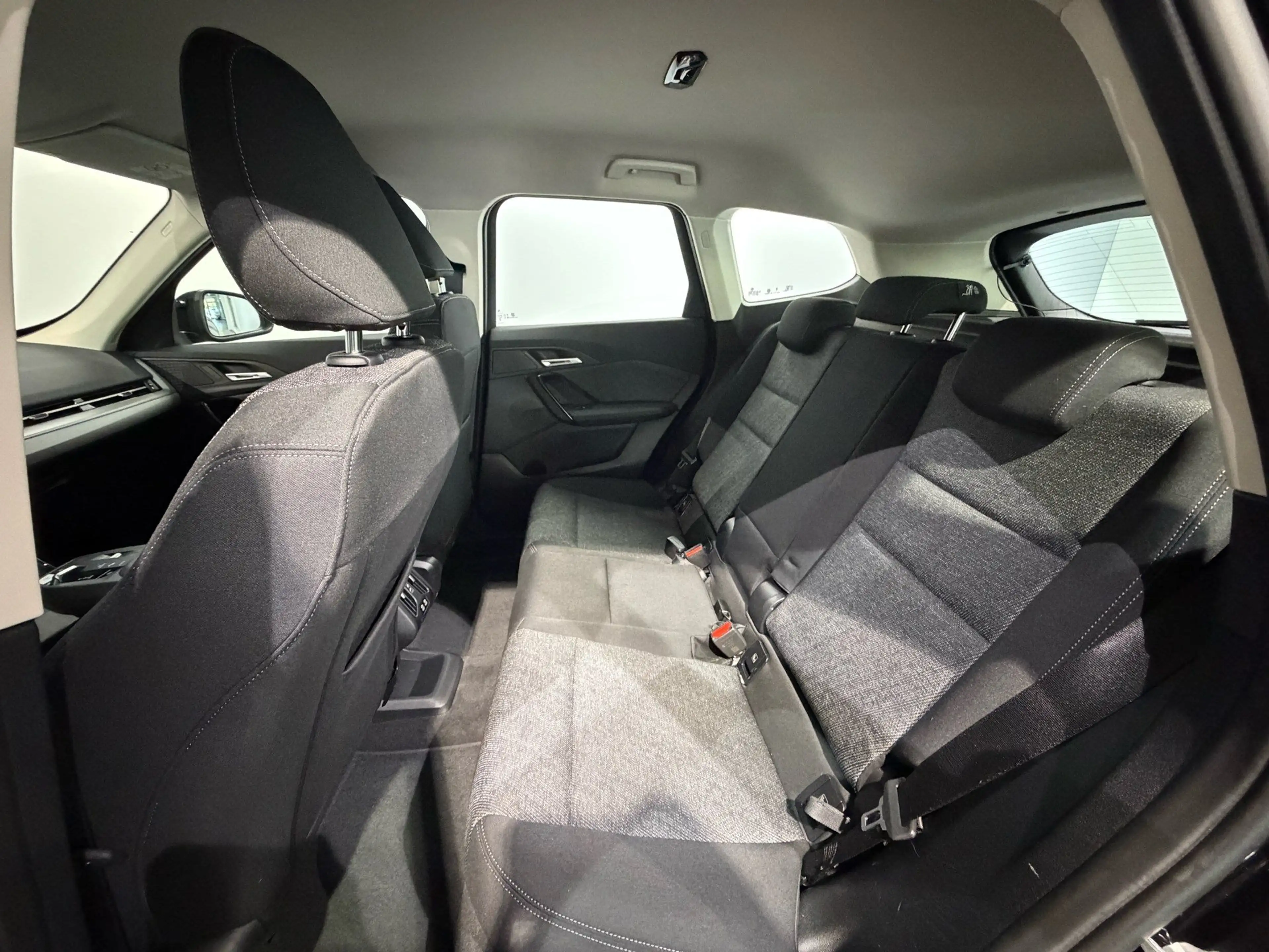 BMW iX1 xDrive30 — photo 10
