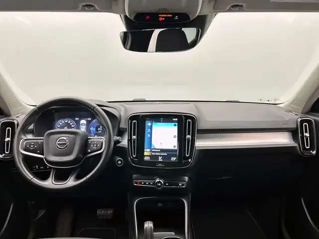 Volvo XC40 view 2