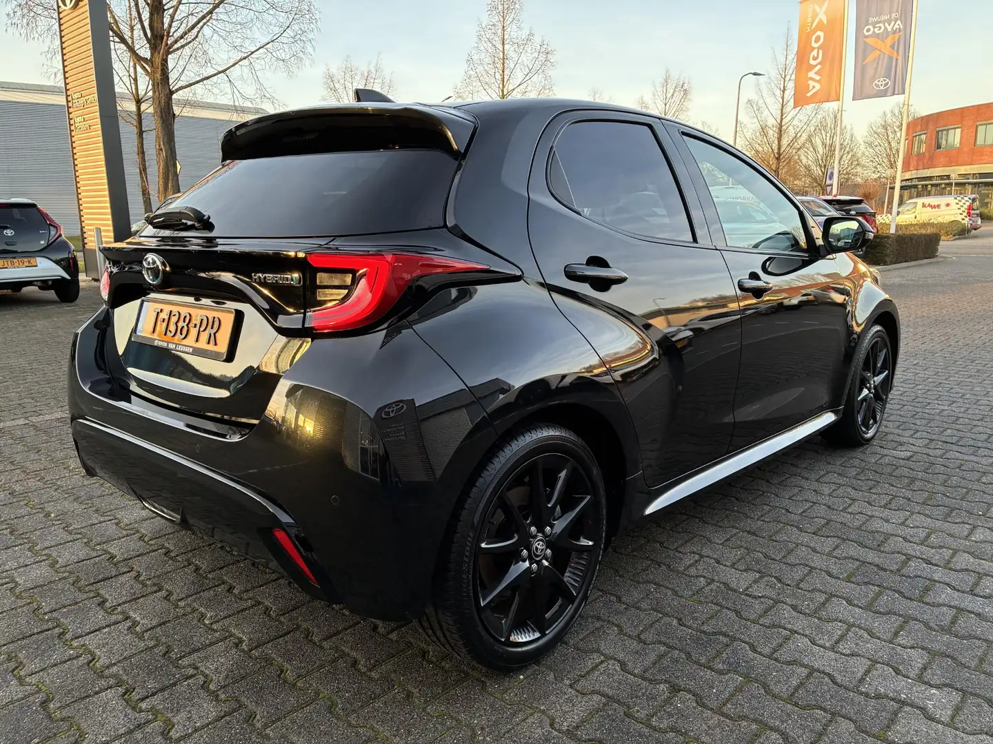 Toyota Yaris 1.5 HYBRID EXECUTIVE STOELVERW NAVI APPLE/ANDROID Noir - 2