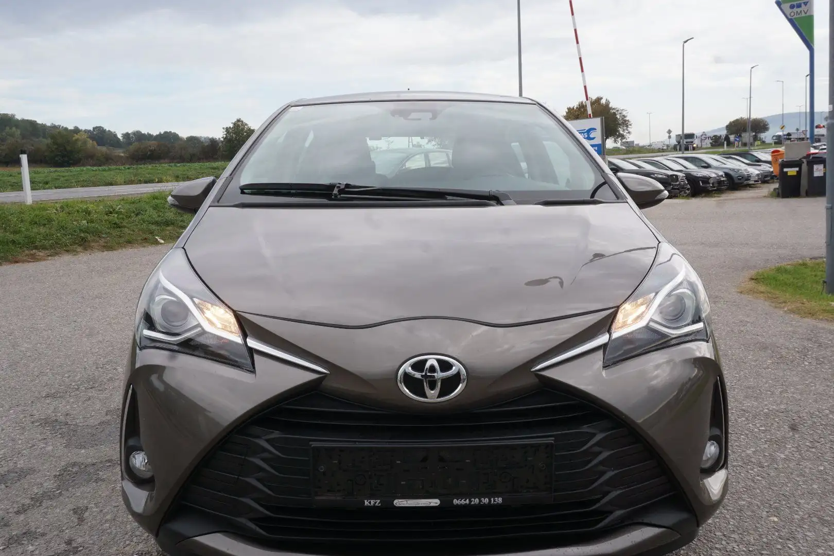 Toyota Yaris 1.5 Dual VVT-iE Active Grau - 2
