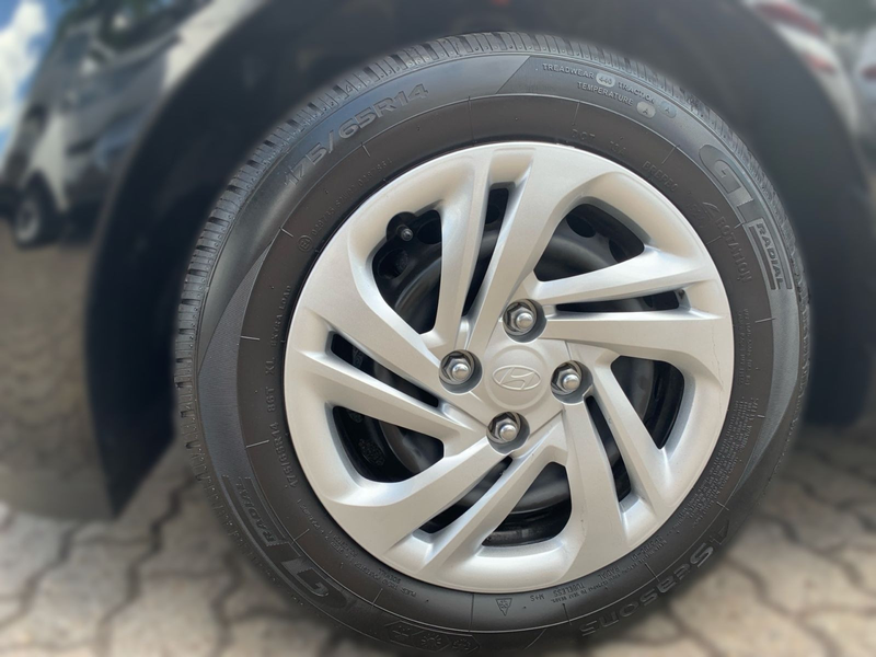 Hyundai i10 1.0 Select Navi Kamera Allwetter — photo 9
