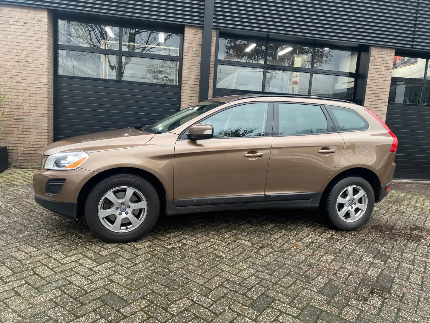 Volvo XC60 2.0 T5 FWD Kinetic Automaat Bruin - 2