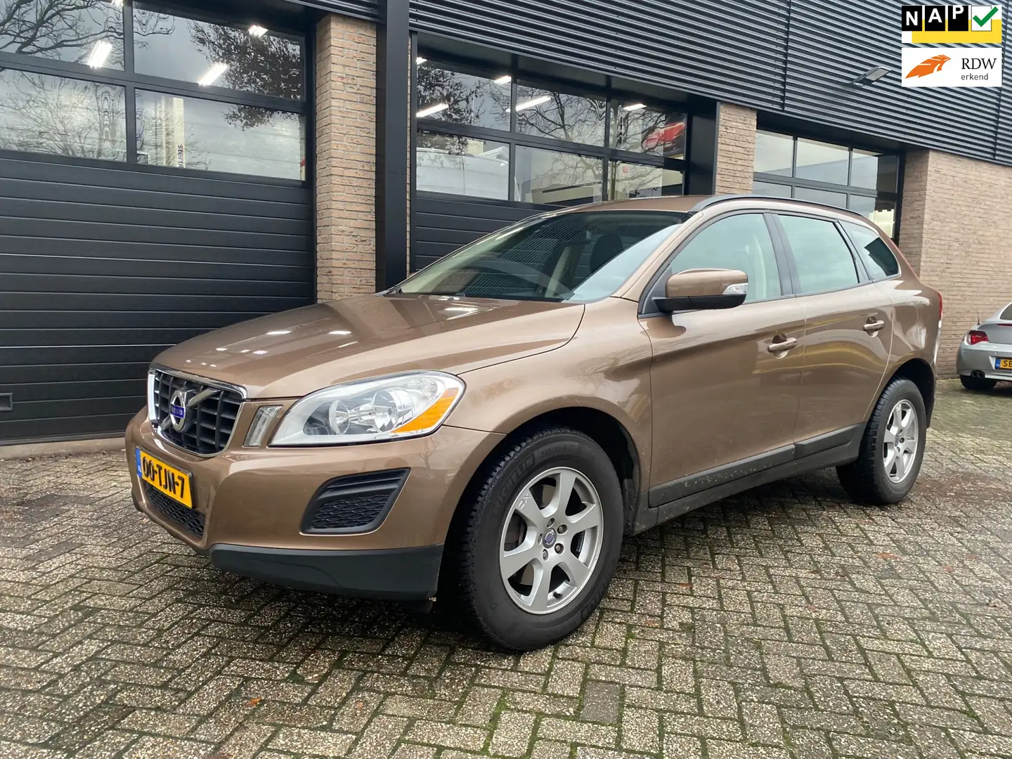Volvo XC60 2.0 T5 FWD Kinetic Automaat Bruin - 1