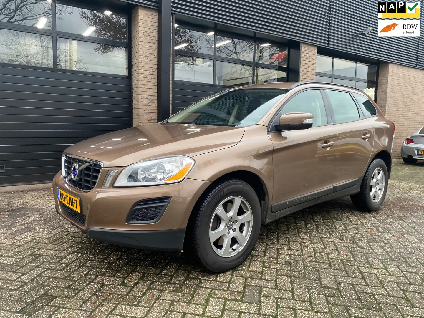 Volvo XC60 2.0 T5 FWD Kinetic Automaat Marrón - 1