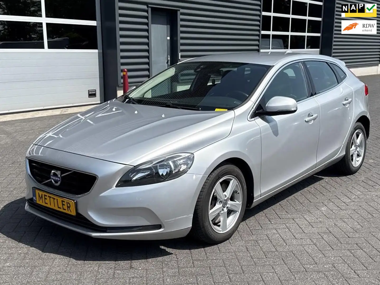 Volvo V40 2.0 D4 Momentum Business, Navi, PDC, Cruise Grijs - 1