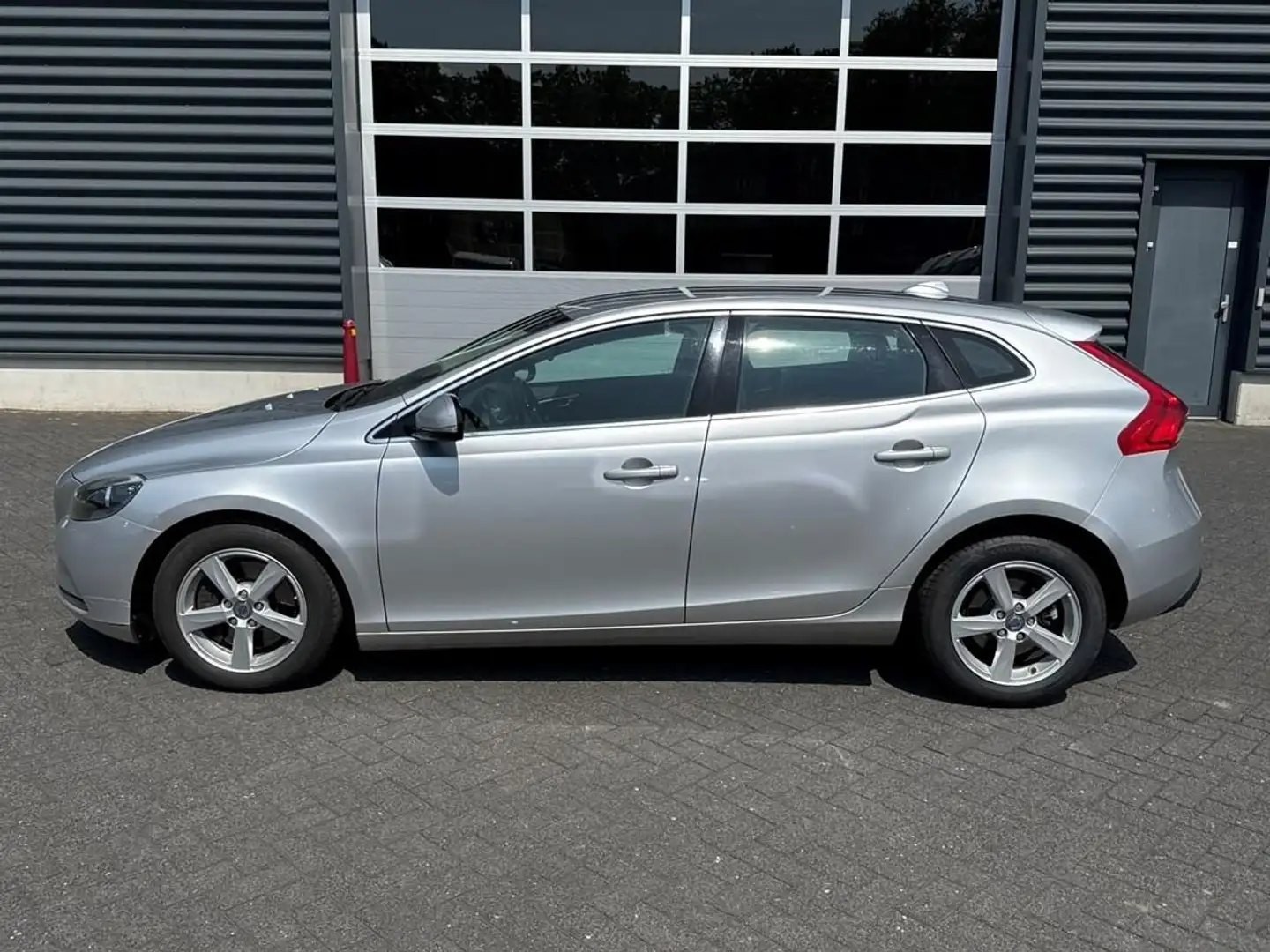 Volvo V40 2.0 D4 Momentum Business, Navi, PDC, Cruise Grijs - 2