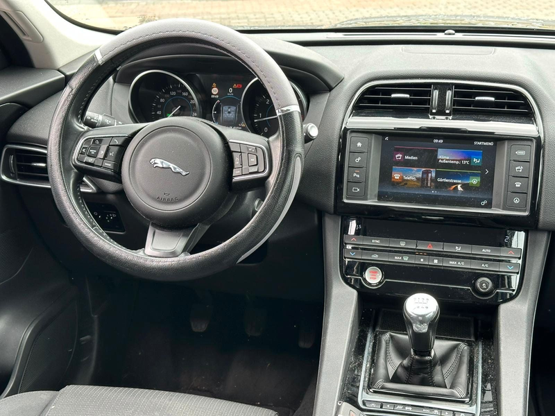 Jaguar F-Pace F-PACE 20d Pure AHK. NAVI. Kamera. PDC — photo 14
