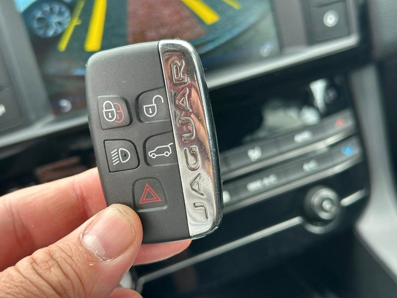 Jaguar F-Pace F-PACE 20d Pure AHK. NAVI. Kamera. PDC — photo 10