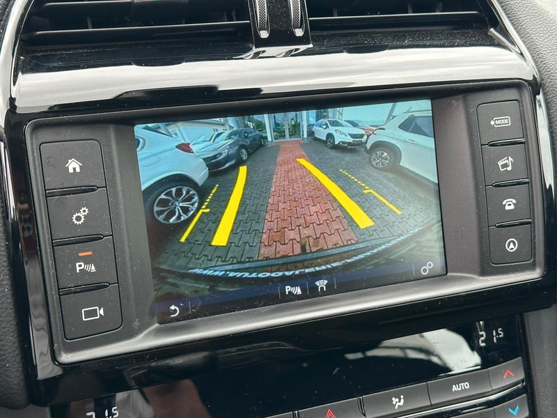 Jaguar F-Pace F-PACE 20d Pure AHK. NAVI. Kamera. PDC — photo 9
