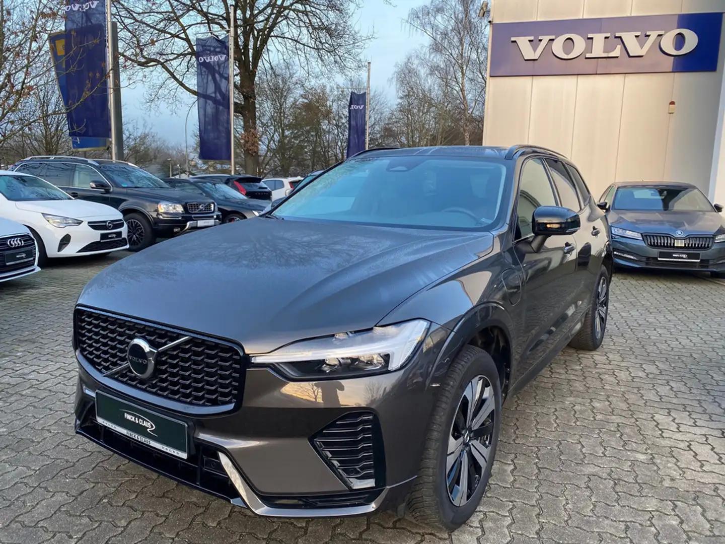 Volvo XC60 R Design Recharge AWD Grau - 1