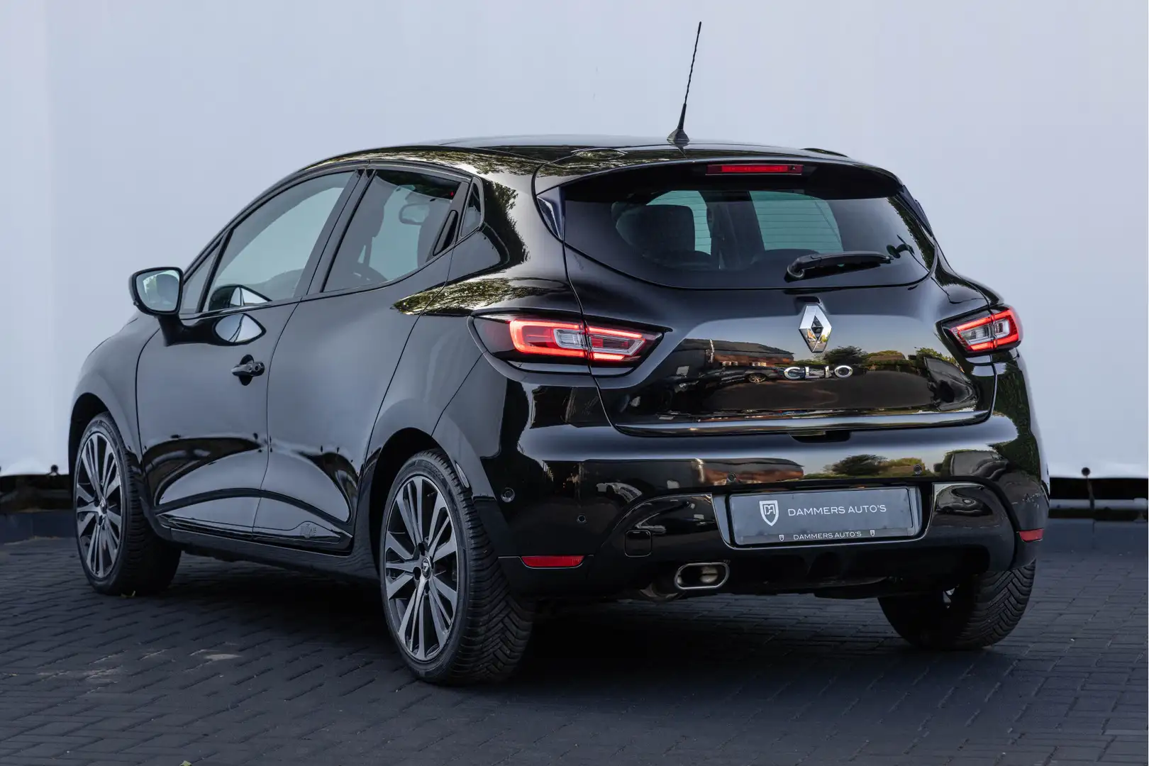 Renault Clio 1.2 TCe Initiale Paris Automaat Pano Navi Camera B Zwart - 2