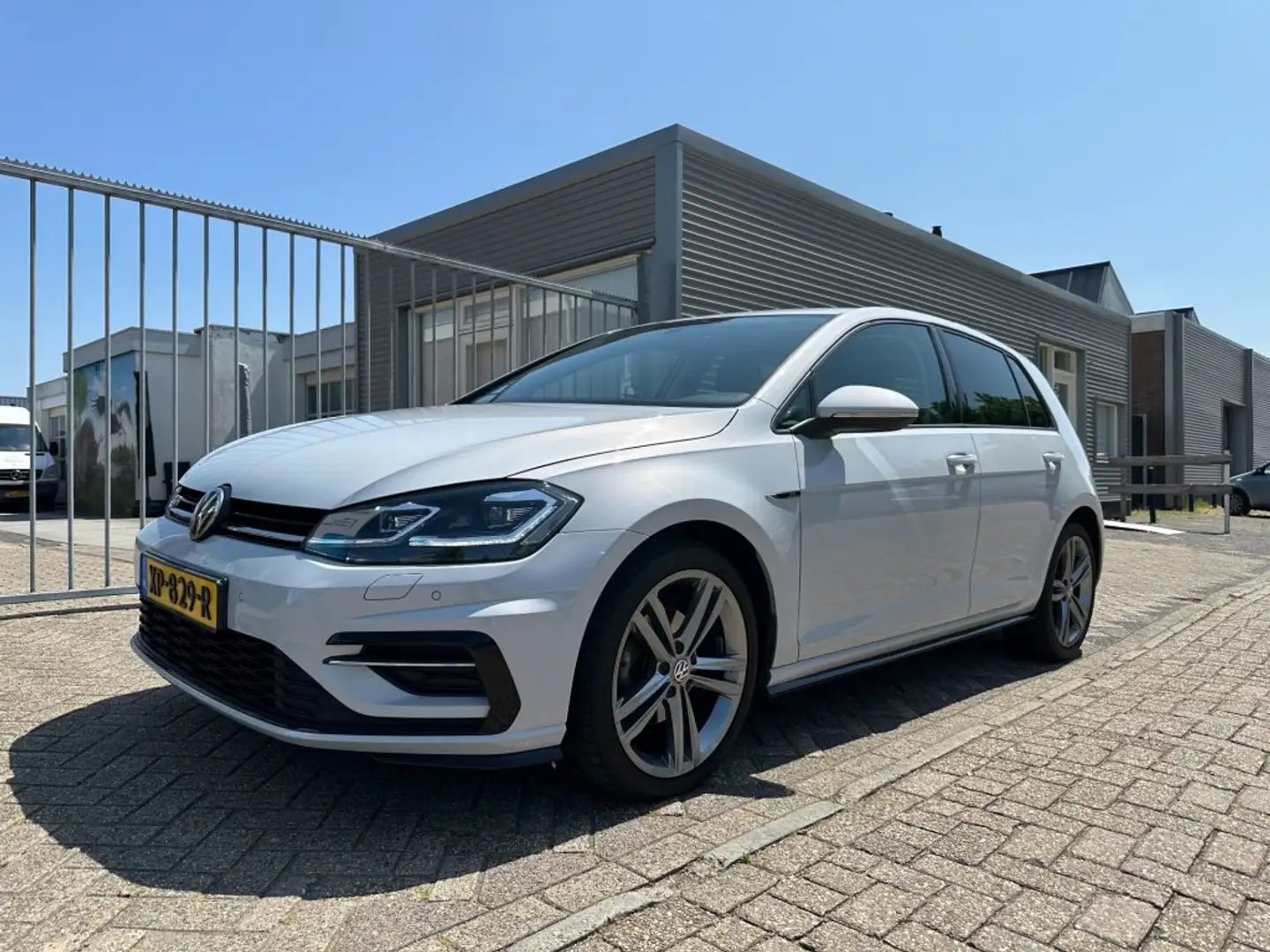 Volkswagen Golf 1.5 TSI Highline Business R  DSG  18'' Velgen  LED Wit - 2