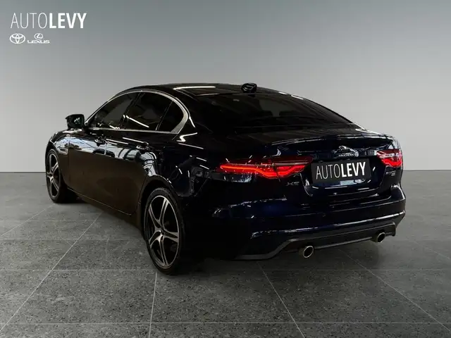 Jaguar XE view 4