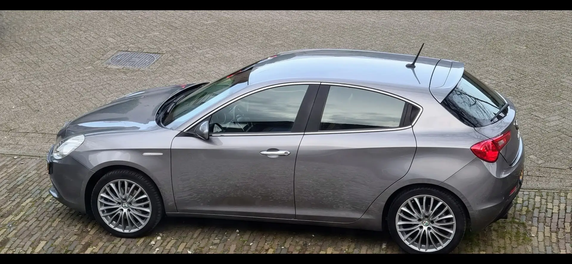 Alfa Romeo Giulietta 1.4 T Dist. Lusso Grijs - 1