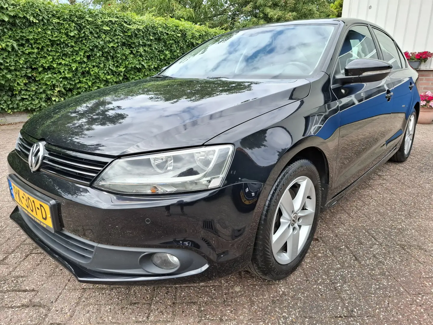 Volkswagen Jetta 1.6 TDI Highline BlueMotion CLIMAT/CRUISE/NAVI/TRE Zwart - 1