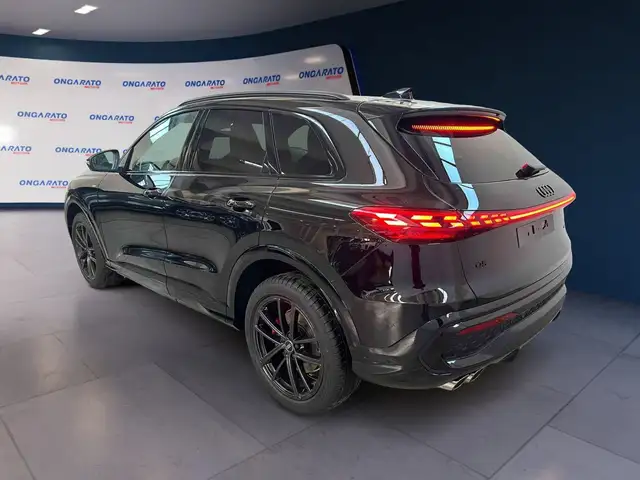 Audi Q5 view 3