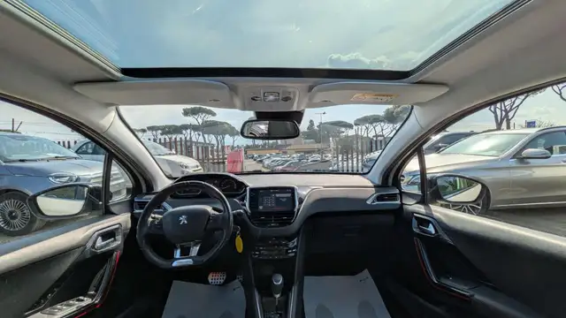 Peugeot 208 view 8