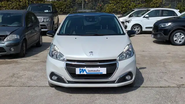 Peugeot 208 view 2